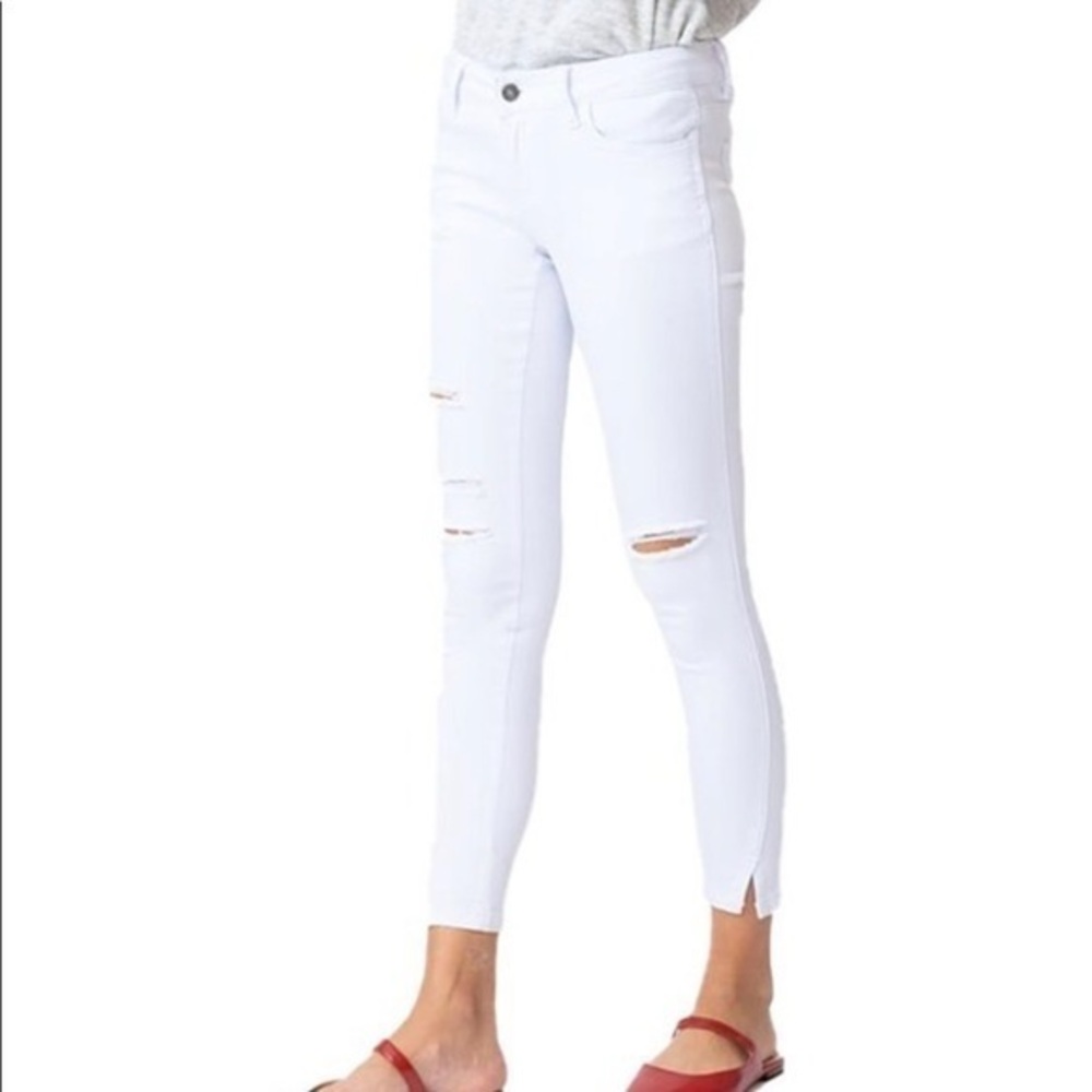 KanCan White Distressed Knee Mid Rise Sz 5/26